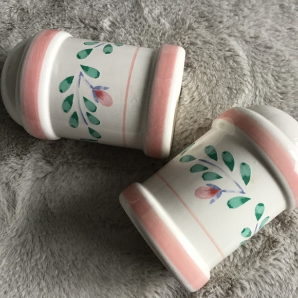 VINTAGE SET OF LARGE CERAMIC SALT & PEPPER SHAKERS IN FLORAL 80’S PINK & GREEN - Picture 6 of 7